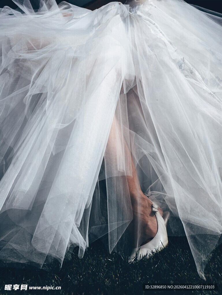 梦幻白纱下的优雅美足