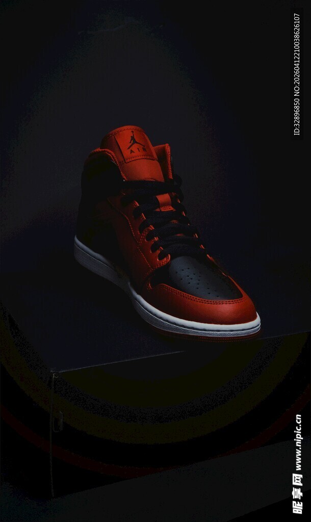 炫酷黑红配色运动鞋