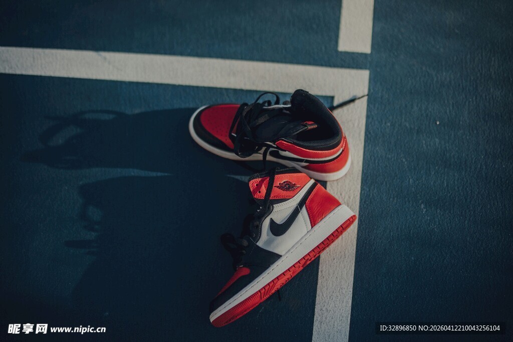 经典黑红运动鞋特写