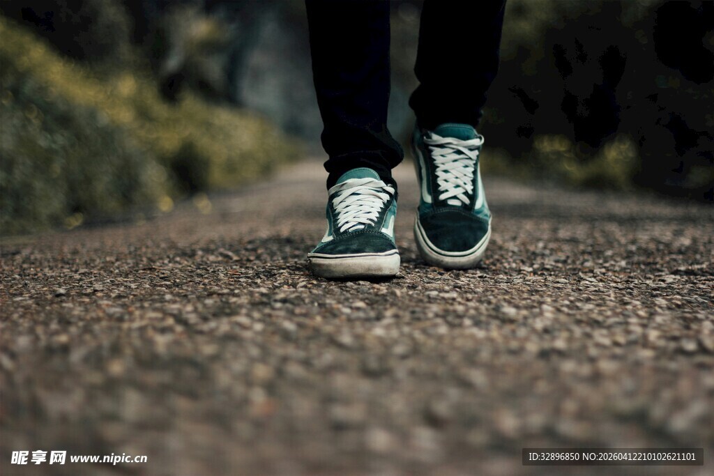 漫步中的动感运动鞋