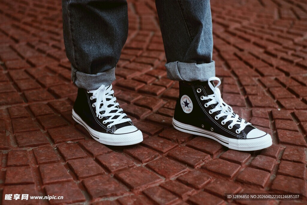 经典黑白高帮帆布鞋穿搭