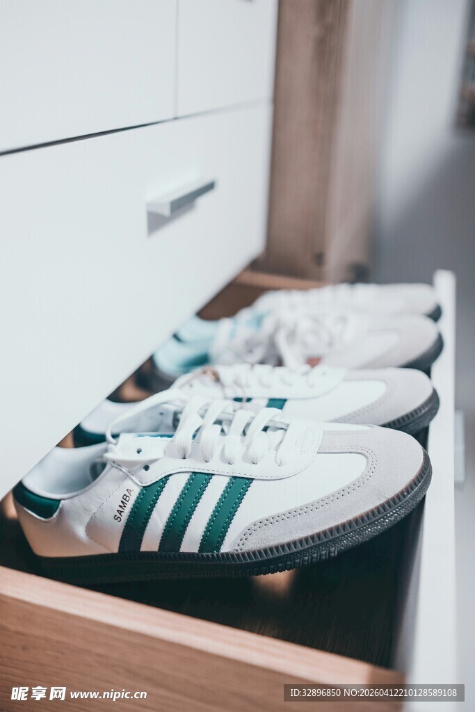 抽屉中的时尚运动鞋
