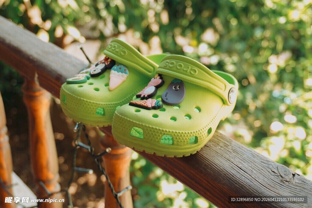 可爱青蛙造型儿童洞洞鞋