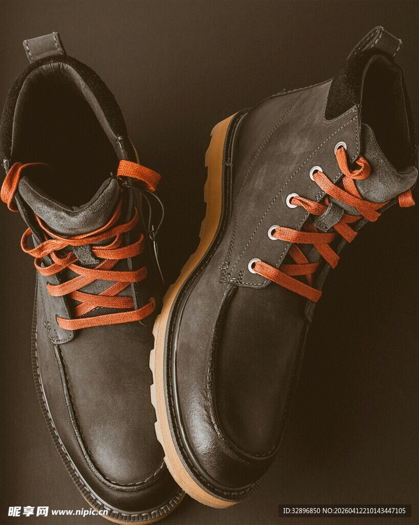 黑色系带皮鞋特写