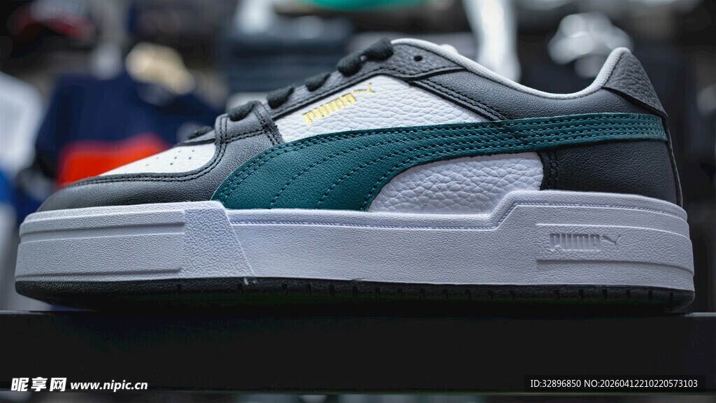 时尚绿白拼色运动鞋