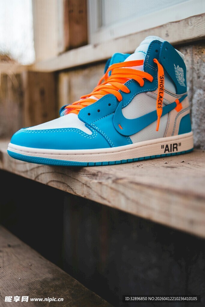 蓝橙配色时尚运动鞋特写