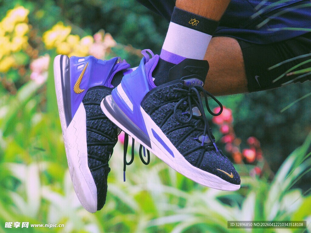 动感紫黑运动鞋展示