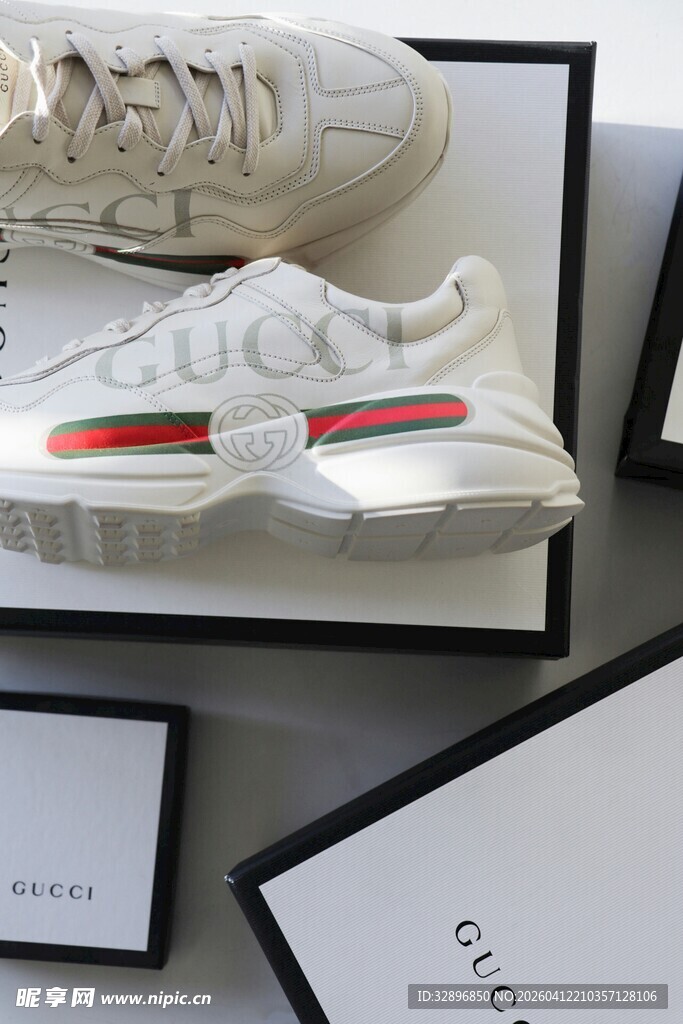 时尚白色古驰运动鞋展示