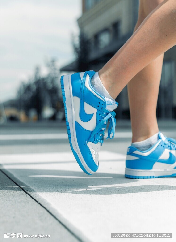 蓝白运动鞋展现动感步伐