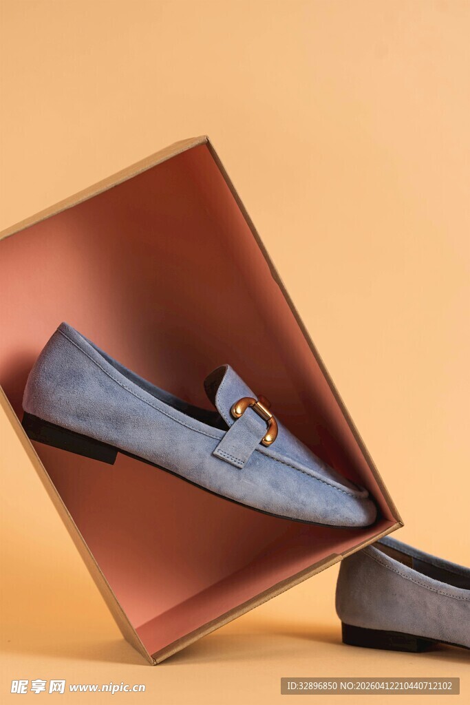 时尚蓝皮鞋配精美包装盒