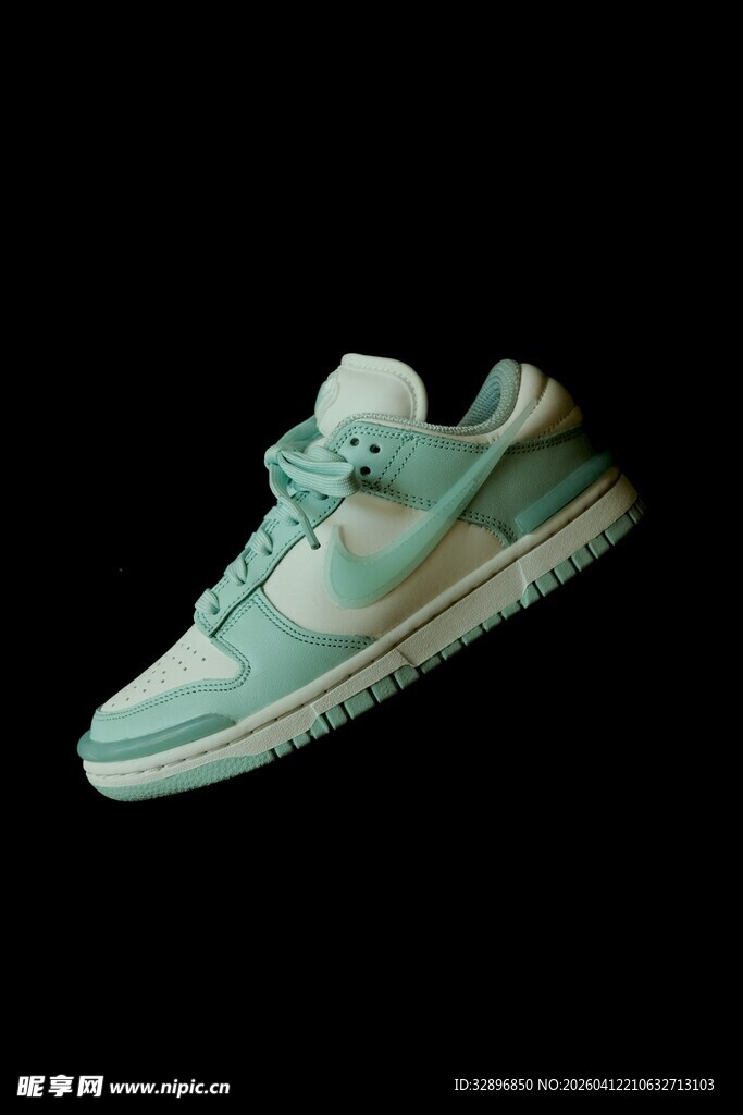 清新薄荷绿运动鞋展示