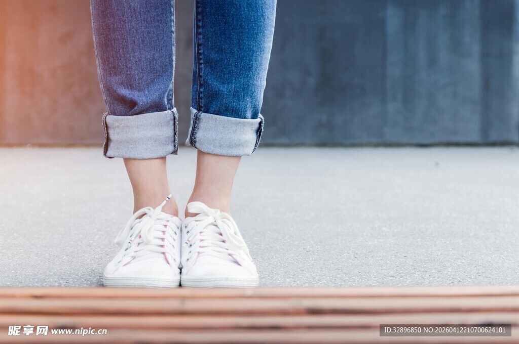 卷起裤脚的休闲鞋穿搭