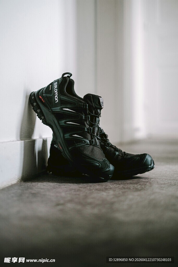 黑色炫酷运动鞋靠墙摆放
