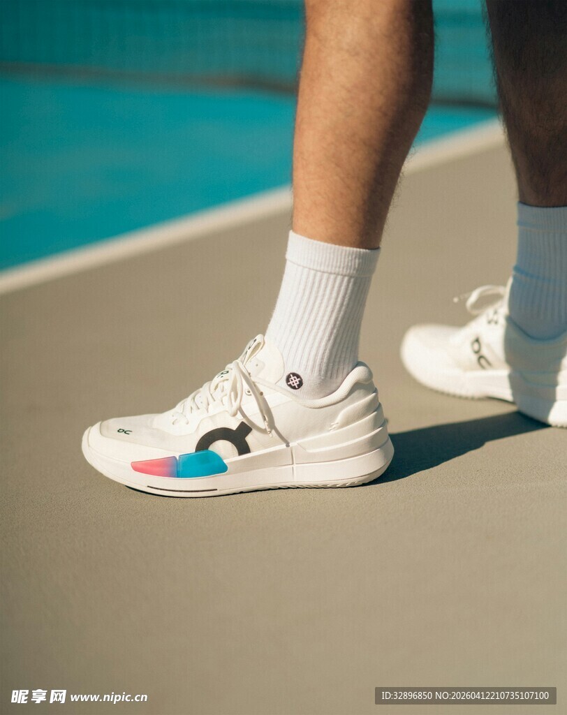 时尚运动鞋搭配白色袜子