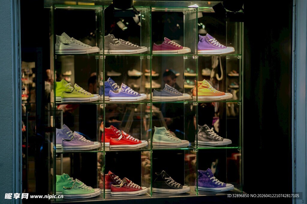 多彩鞋类陈列展示
