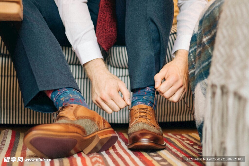 男士专注系鞋带瞬间