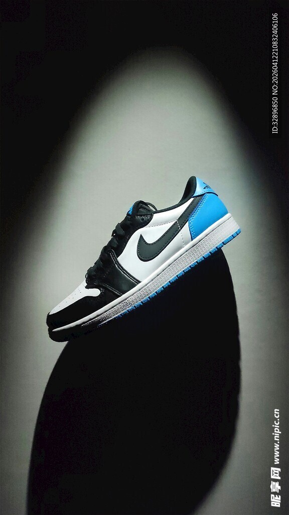 时尚休闲运动鞋特写