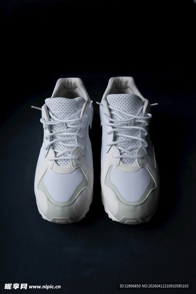 简约白色运动鞋展示