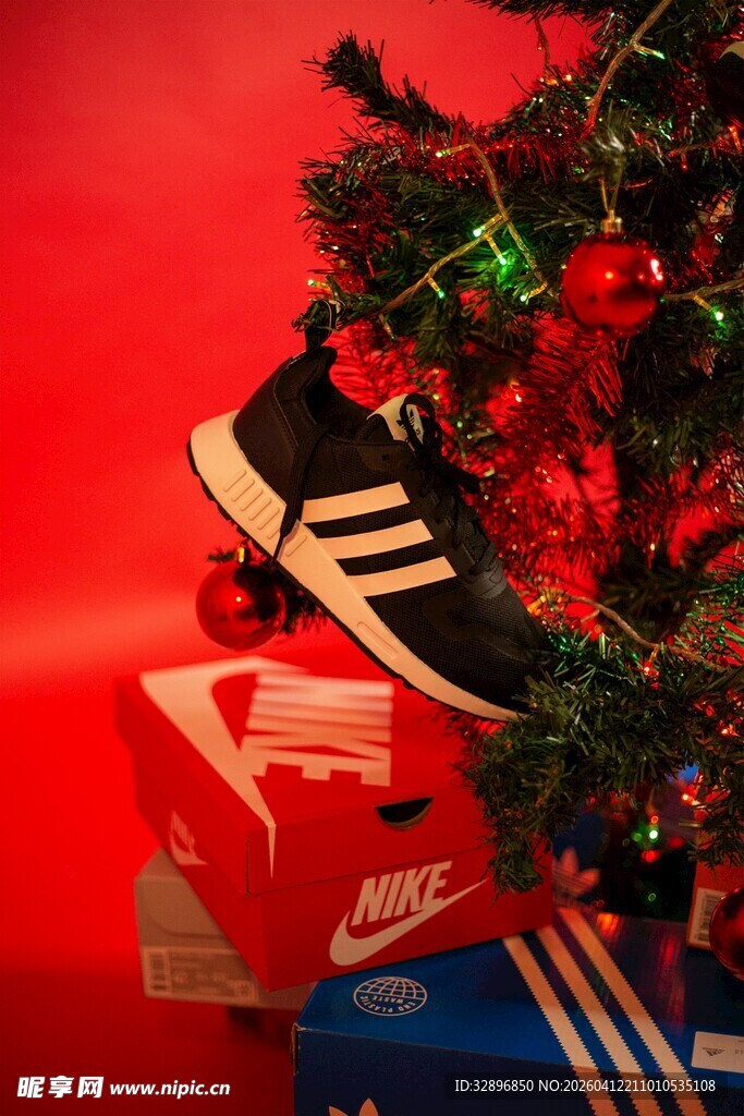 圣诞树下的时尚运动鞋