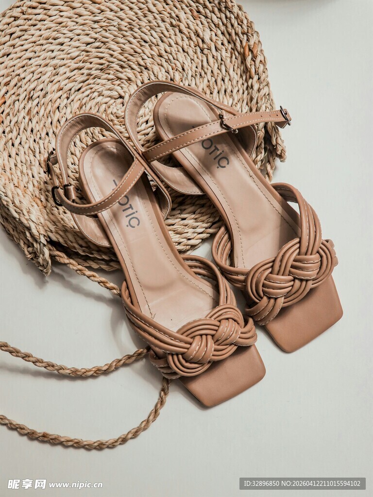 时尚棕色绑带凉鞋与草编包