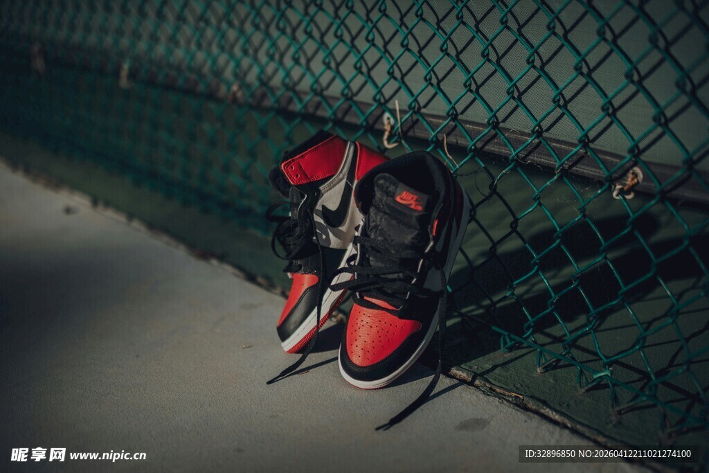 靠墙的红黑配色骑行装备