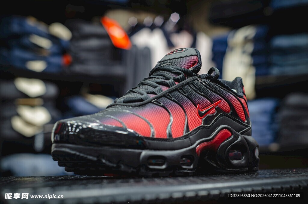 炫酷黑红运动鞋特写