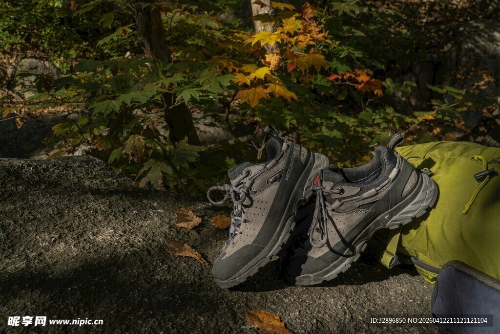 户外登山鞋置于自然环境中