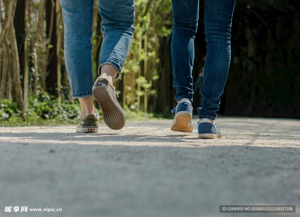 两人漫步在路上的背影