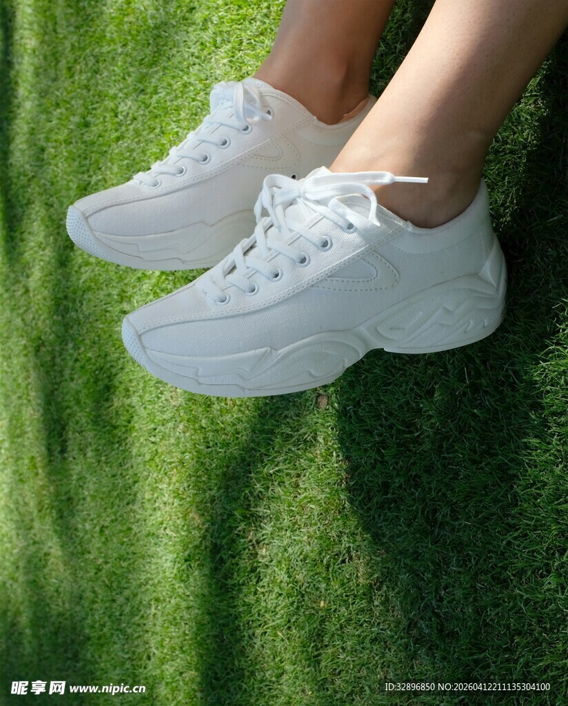 白色运动鞋搭配户外草地