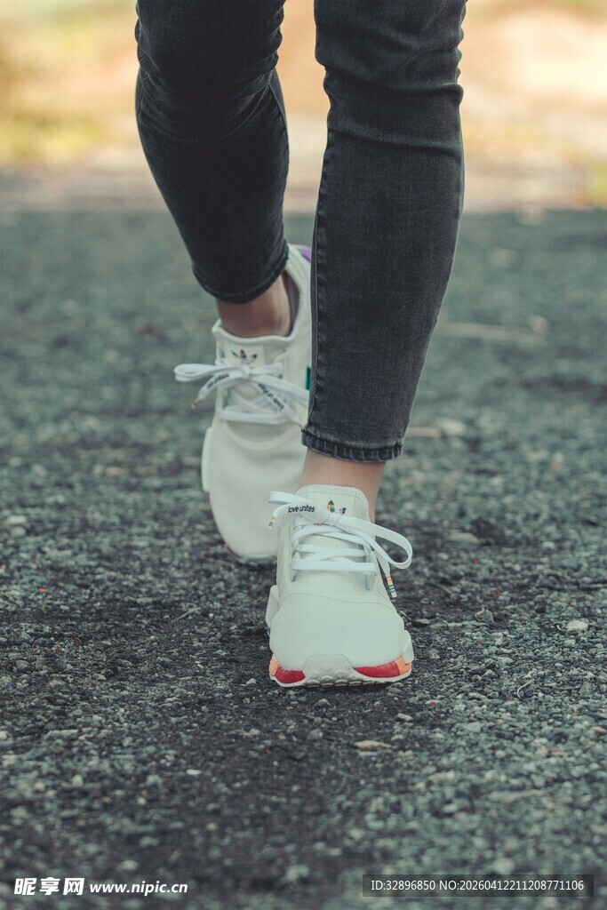 户外跑步中的运动鞋特写