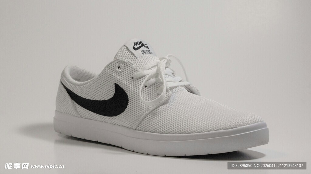 白色耐克休闲板鞋展示