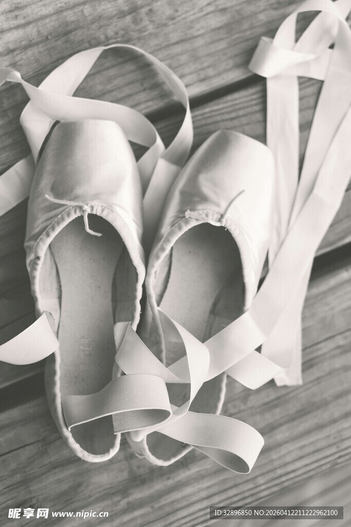 优雅芭蕾舞蹈鞋静置于木面