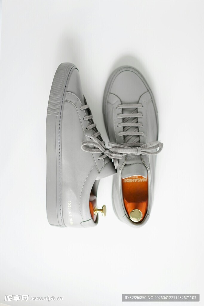 浅灰色系带休闲运动鞋