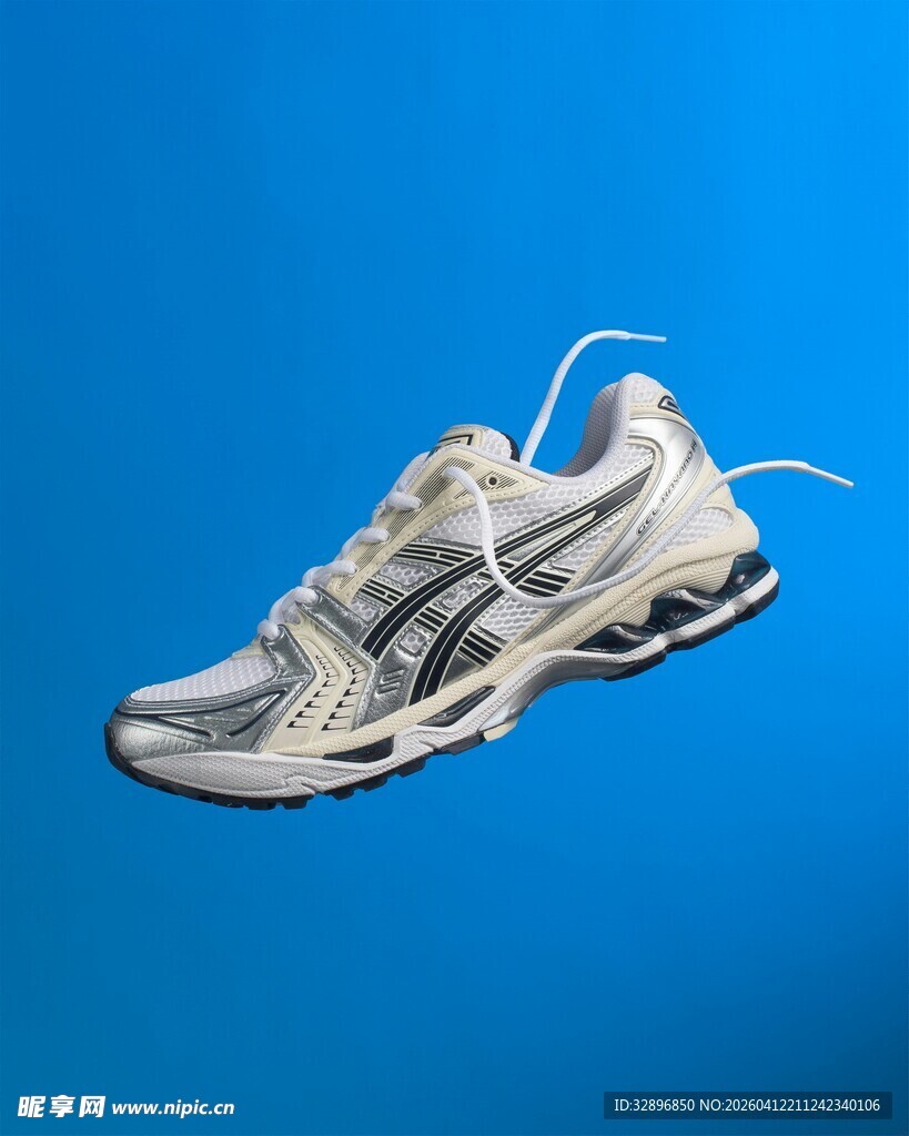 银白运动鞋悬浮于蓝背景