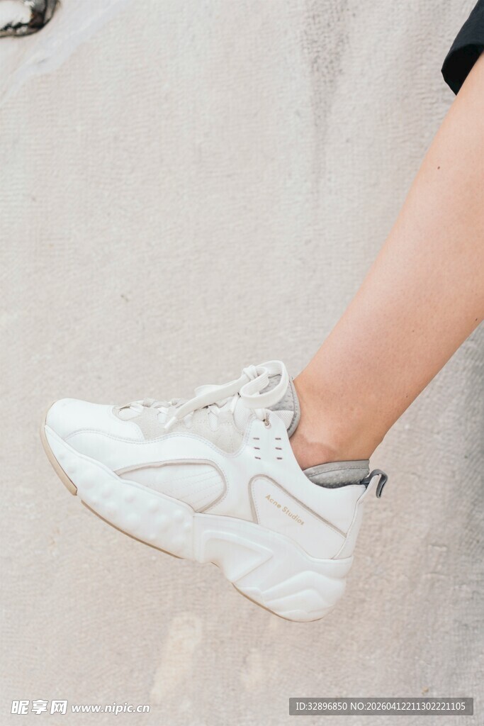 时尚白色运动鞋特写