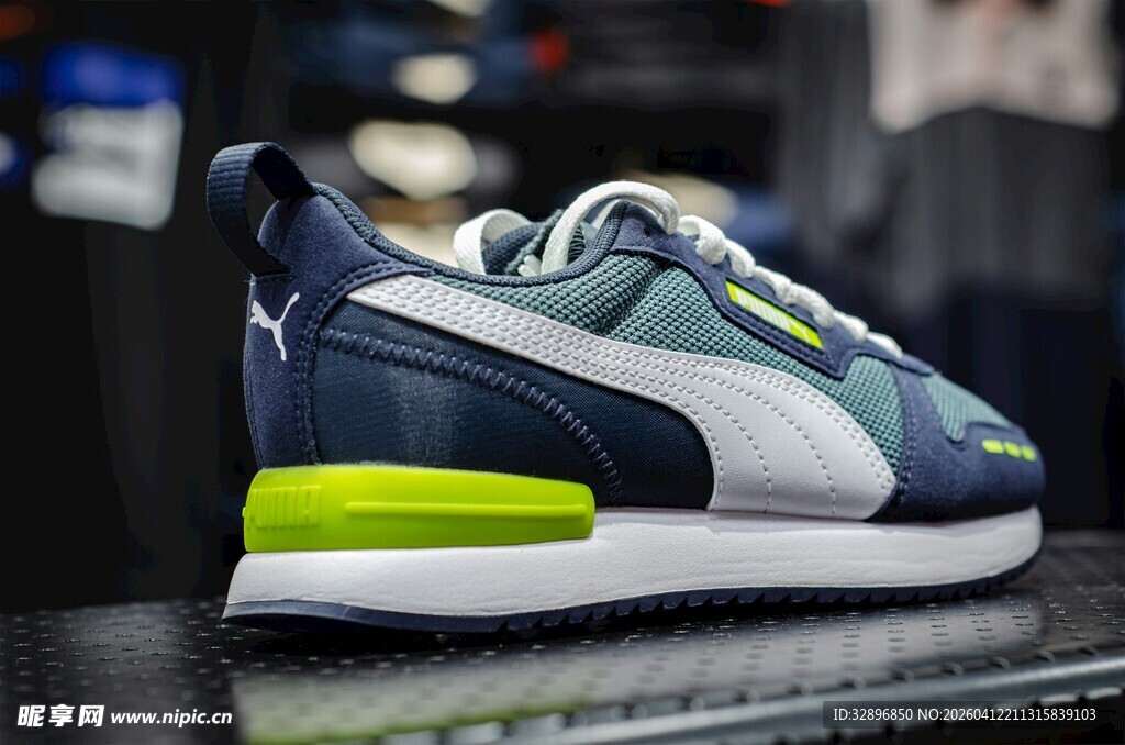 时尚蓝绿拼接运动鞋展示