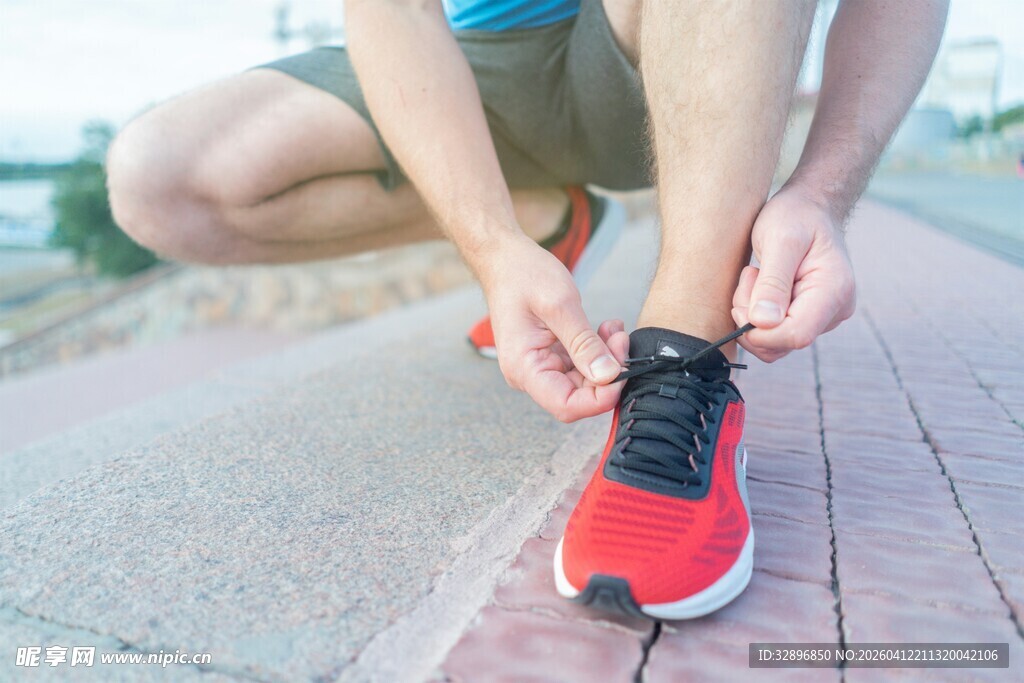 系鞋带的跑步者