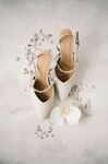 优雅白色婚鞋与花卉装饰