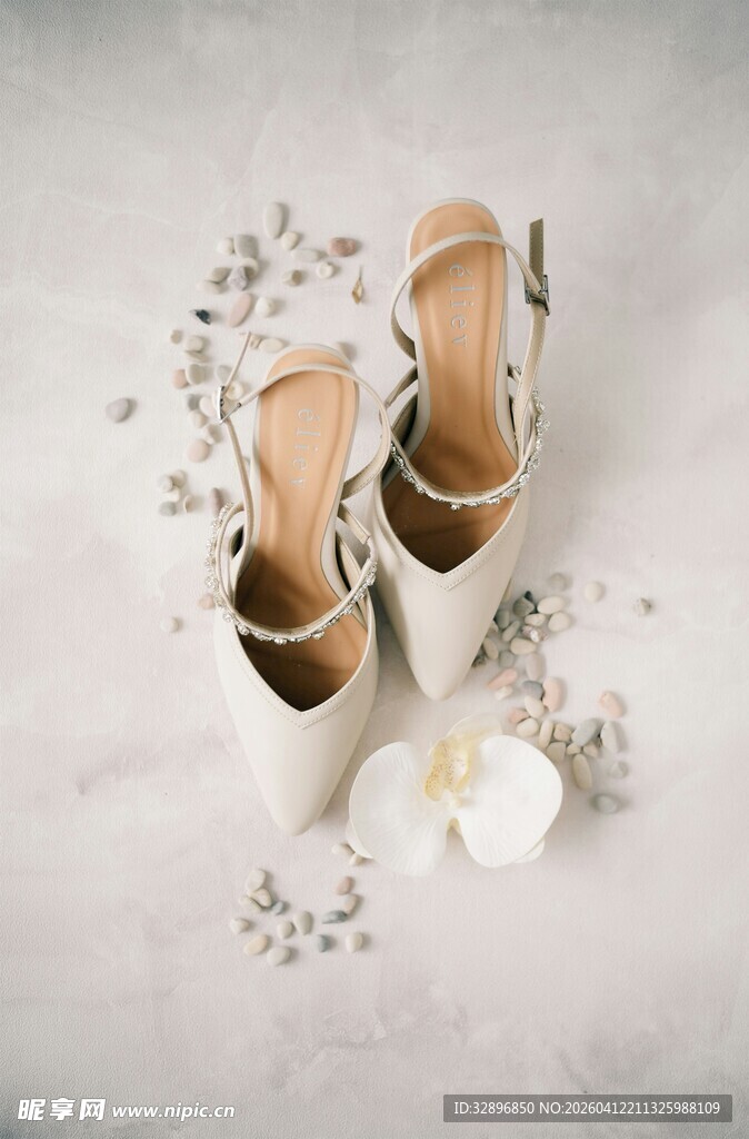 优雅白色婚鞋与花卉装饰
