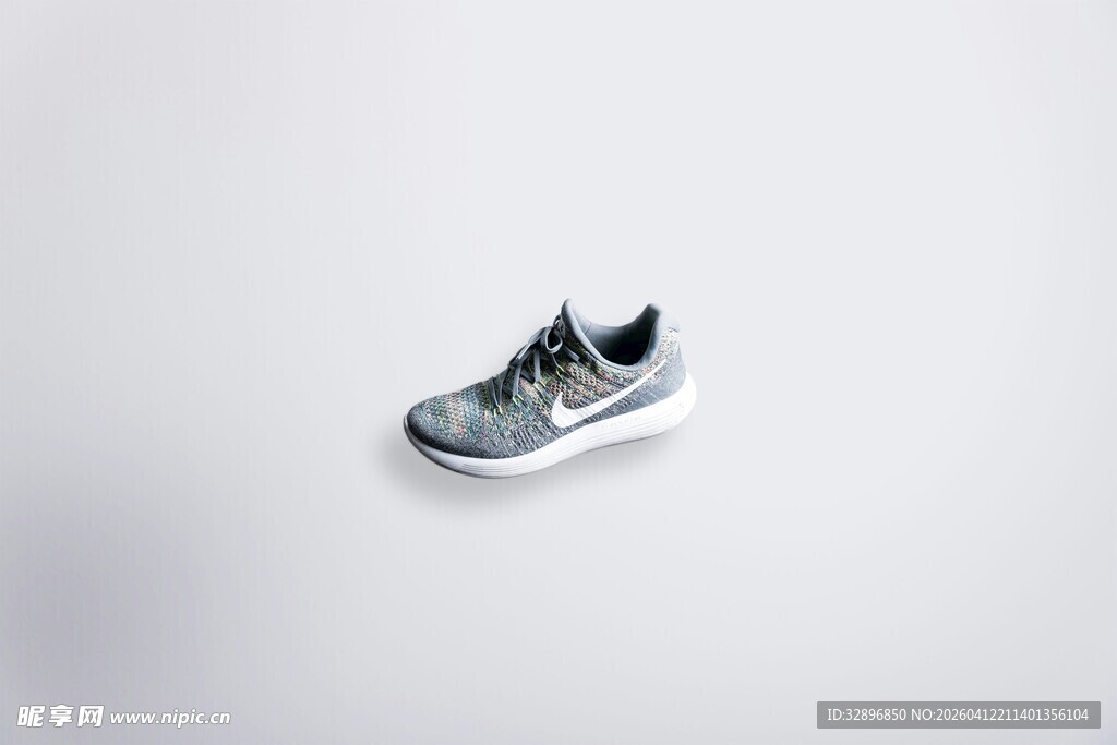 简约风格运动鞋展示