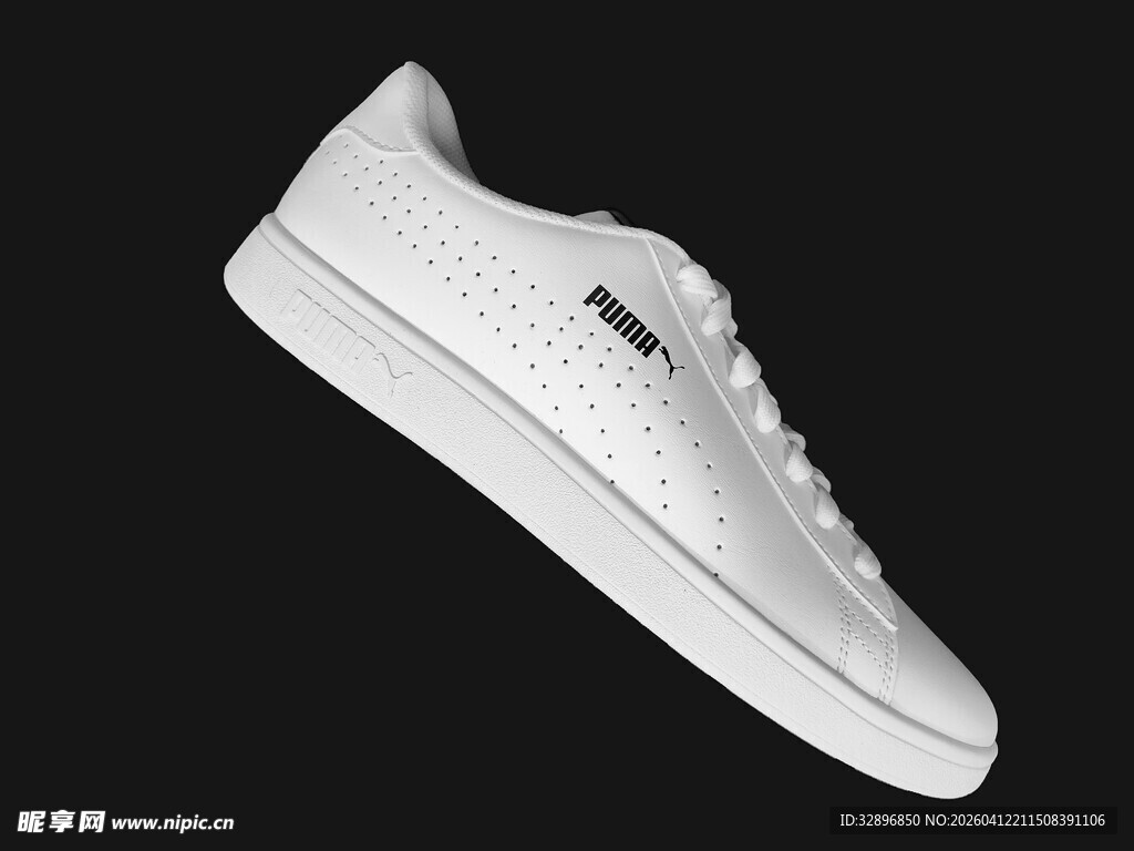 白色简约款休闲运动鞋