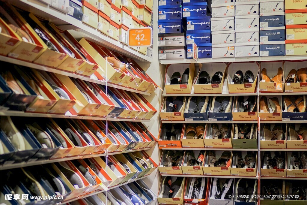 鞋店货架上琳琅满目的鞋子