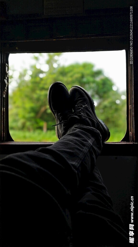 旅途中惬意的足部特写