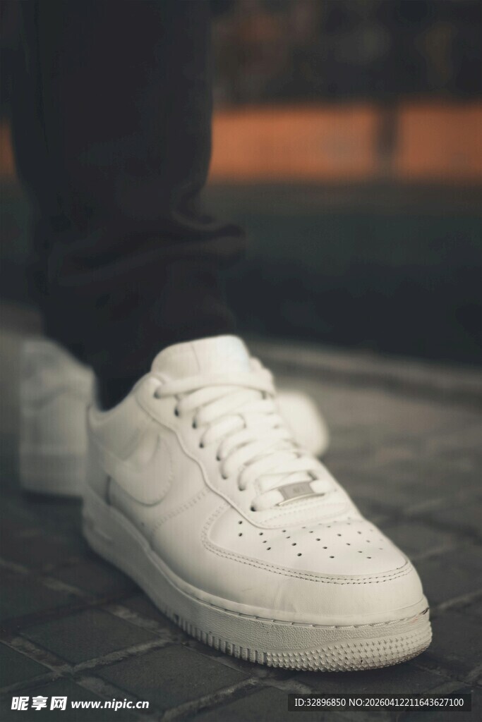 时尚白色运动鞋特写