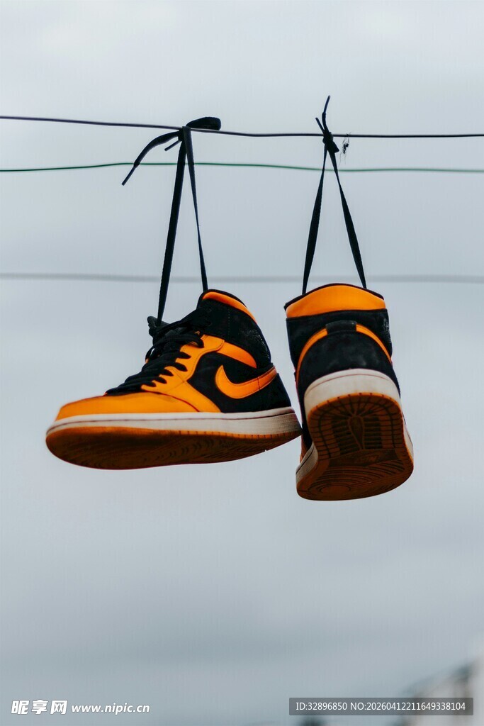 挂在电线上的潮流运动鞋
