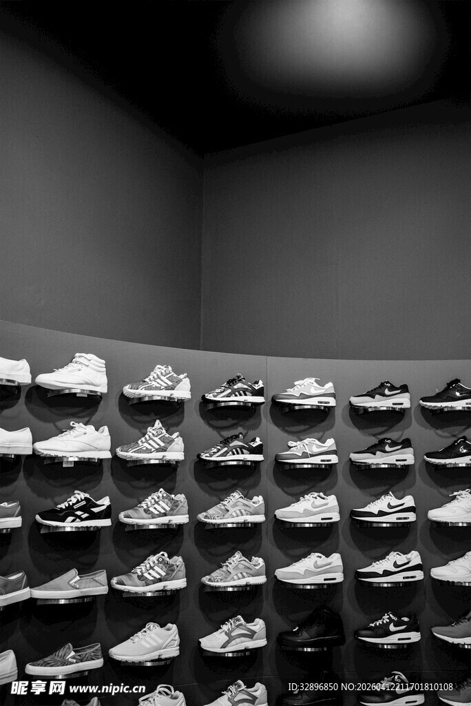 满墙陈列的各式潮流鞋子