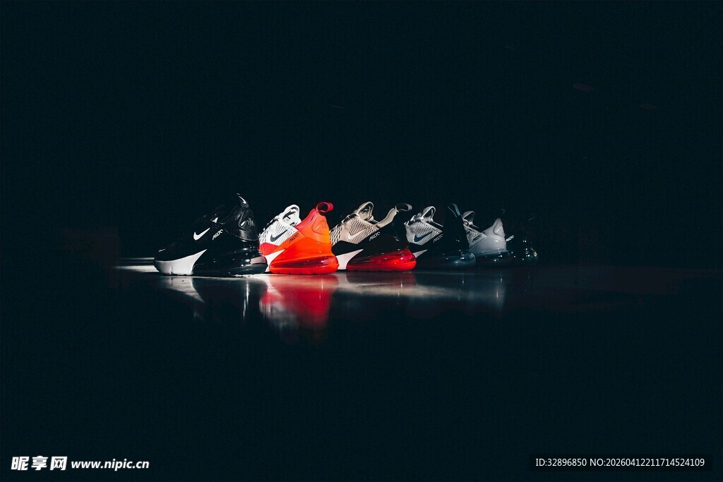 水中多彩纸船倒影画面