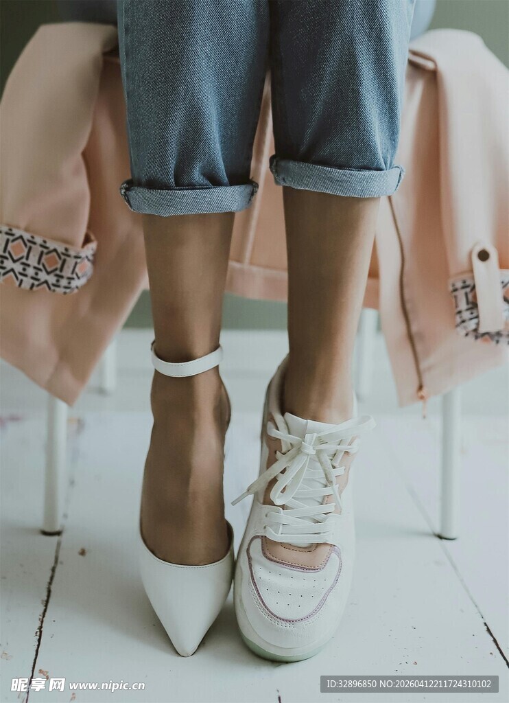 优雅女士的白色系带高跟鞋