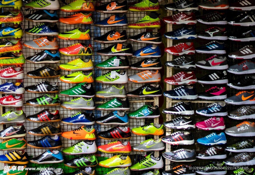 多彩鞋类墙展示