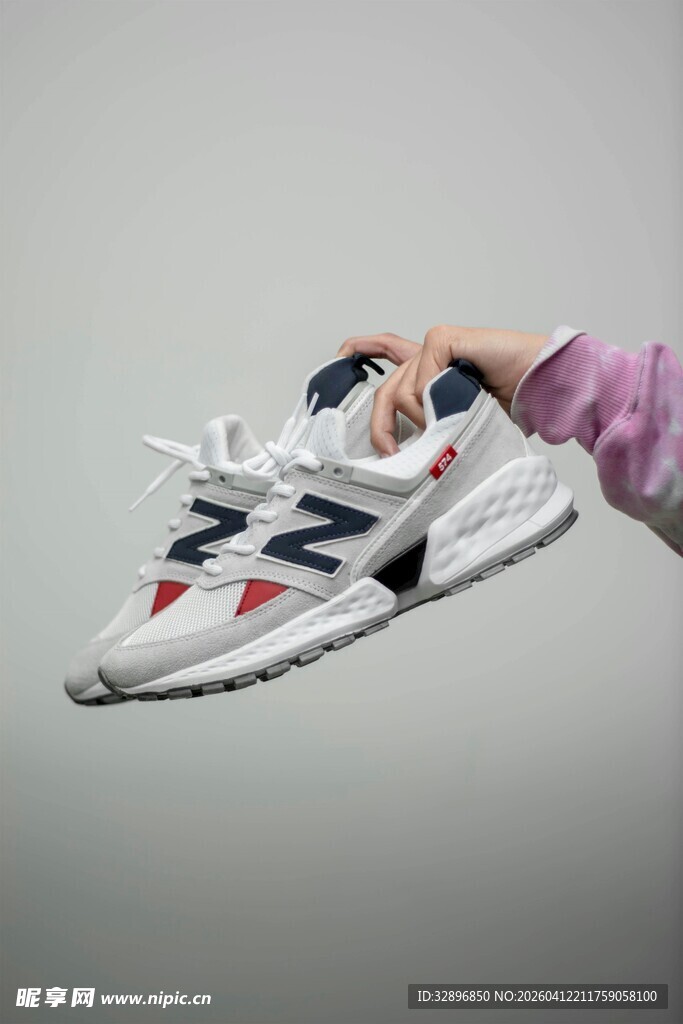 手托时尚运动鞋展示